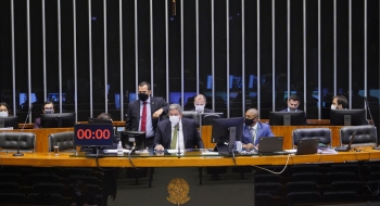 Câmara aprova projeto de lei que torna escolas serviços essenciais